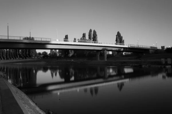 Light Setting Sun Bridge Reflected Water River Black White — Stock Photo, Image