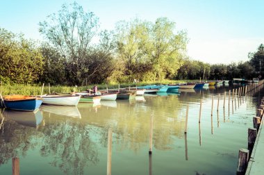 Macaristan 'ın Balatonederics limanında renkli yelkenli tekneleri. Güzel bir varış yeri olan seyahat kavramı.