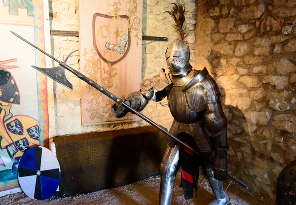 Cavaleiro Medieval Com Uma Armadura Cheia Segurando Machado Mão Arma — Fotografia de Stock