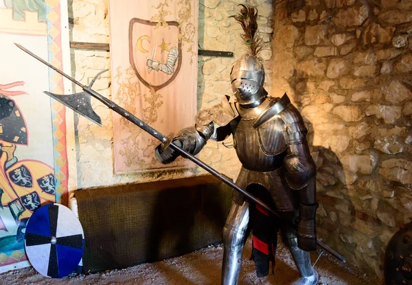 Cavaliere Medievale Piena Armatura Con Accetta Mano Arma Del Medioevo — Foto Stock