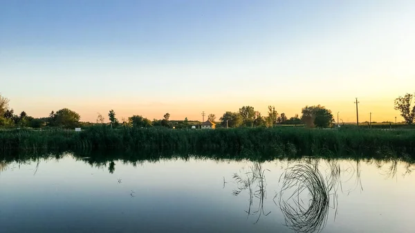 Schöner Sonnenuntergang Über Dem Wasser Babolna Ungarn Ruhiges Wasser Sommerfarben — Stockfoto