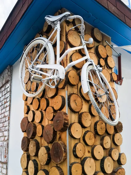 Белый Велосипед Висит Деревянной Стене Специальное Оформление — стоковое фото