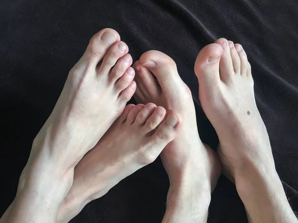 Gros Plan Sur Les Pieds Deux Femmes Caucasiennes Homme Sur — Photo