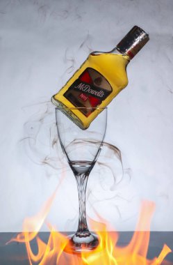 Ürün fotoğrafçılığı, etrafı dumanla çevrili bir barda