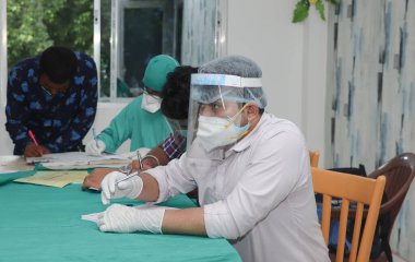 Doktorlar Hindistan 'daki Coronavirüs nedeniyle tıbbi patent listesini kontrol ediyorlar.
