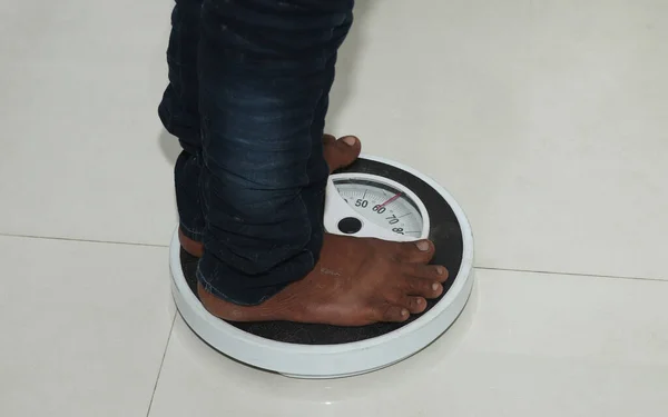 Low Section Man Standing Weighing Scale — Stock Photo, Image