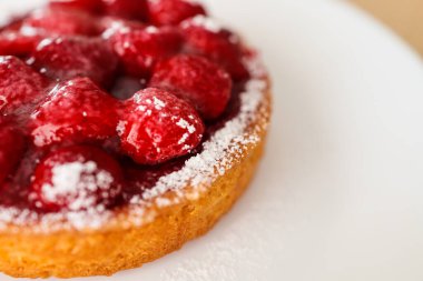 Ahudududulu turtanın kremalı kısmının yakın görüntüsü. Beyaz tabak arkaplanı.