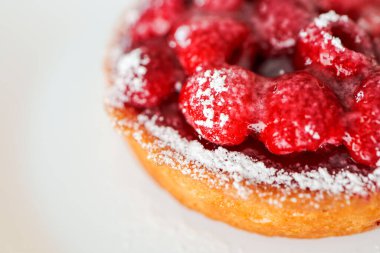 Ahudududulu turtanın kremalı kısmının yakın görüntüsü. Beyaz tabak arkaplanı.