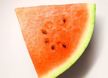 Beyaz arkaplanla karpuz diliminin yakın plan görüntüsü