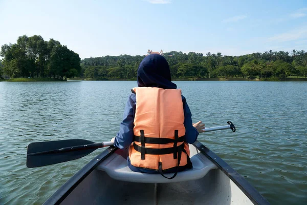 Unidentified Muslim Women Wearing Safety Jacket Kayaking Lake — Stock Photo, Image