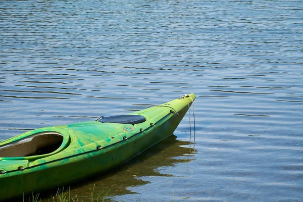 Empty Green Kayak Lake Day — Stock Photo, Image