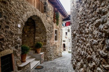 Ortaçağ köyü, Canale di tenno, Trentino, İtalya