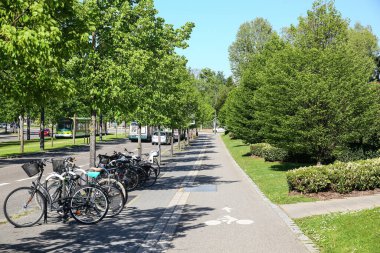 Strasbourg 'da bisiklet yolu, şehirlere taşınmak için yeşil bir yol.