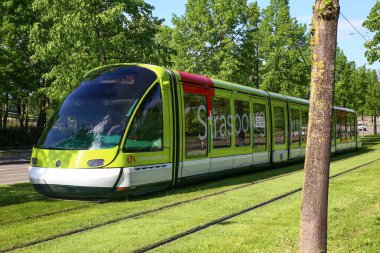 STRASBOURG, FRANSA. Tramvay gibi toplu taşımacılık, ekolojik ve yeşil alanlarda dolaşmak için tipik bir yoldur.