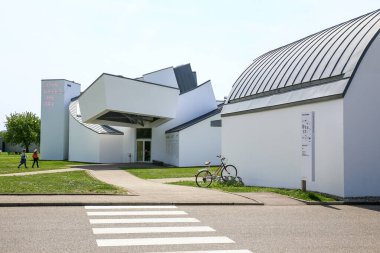 Weil am Rhein, Almanya 'dan. Vitra Kampüsü 'nün en ünlü tasarım müzelerinden biri olan Vitra tasarım müzesini ziyaret ediyoruz.