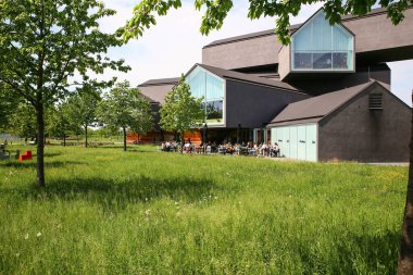 BÜYÜK AM RHEIN, ALMANY, NİSAN. Vitra Kampüsü 'ndeki Vitra Evi' ni ziyaret ediyorum. En ünlü tasarım müzelerinden biri.