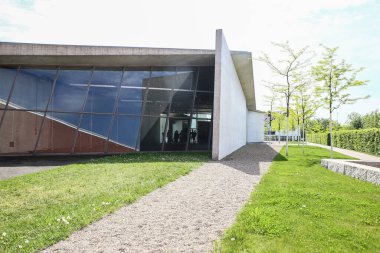 BÜYÜK AM RHEIN, ALMANY, NİSAN. Vitra Kampüsü 'nün en ünlü tasarım müzelerinden biri olan Vitra itfaiye istasyonunu ziyaret ediyoruz.