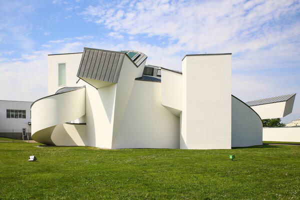 Вейл и есть Рейн, Герман. Посещение музея дизайна Vitra в кампусе Vitra, одного из самых известных музеев дизайна
