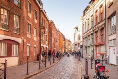Lille, Fransa. Güzel renkli tipik sokaklar