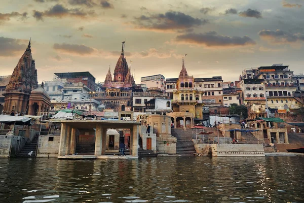 Varanasi stadsbild från Ganges flodsida vid solnedgången — Stockfoto