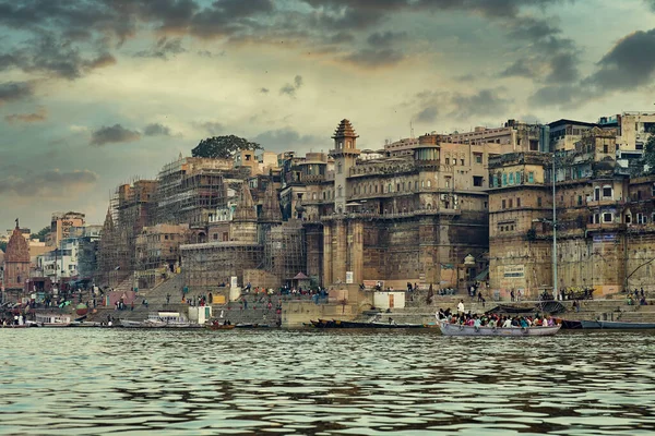 Cidade de Varanasi e rio Ganges ao pôr-do-sol — Fotografia de Stock