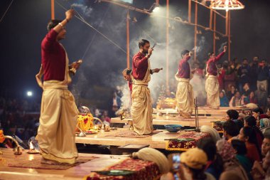 Ganga aarti töreni. Hindu rahipler tarafından gerçekleştirilen ayinler Varanasi, Hindistan 'da Ocak 2020.
