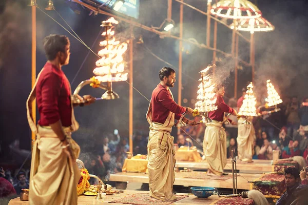 Ganga aarti töreni. Hindu rahipler tarafından gerçekleştirilen ayinler Varanasi, Hindistan 'da Ocak 2020.
