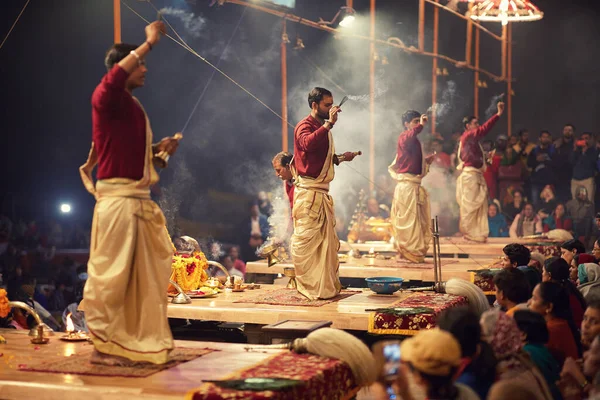 Τελετή Γκάνγκα Αάρτι. Τελετές Ινδουιστών ιερέων στο Βαρανάσι της Ινδίας, Ιανουάριος 2020. — Φωτογραφία Αρχείου