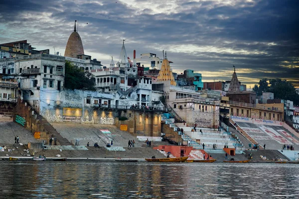 Ganj nehri tarafından gün batımında Varanasi şehri manzarası
