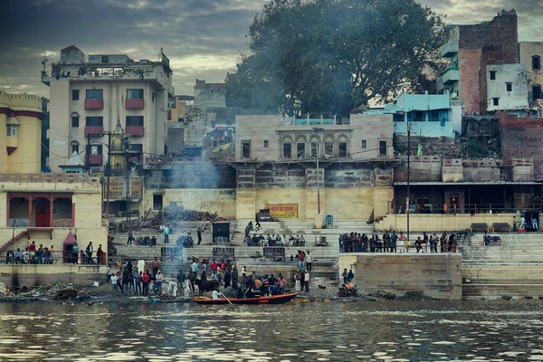 No cruzeiro de barco no rio Ganges. Varanasi, Índia — Fotografia de Stock