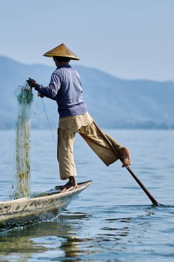Myanmar balıkçısı Inle gölünde