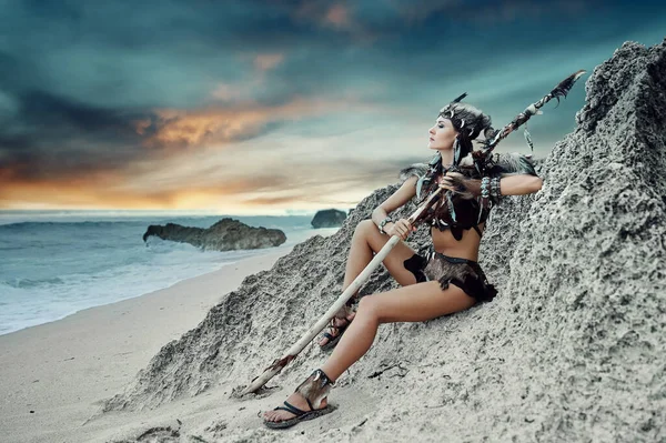 Mujer amazona con personal disfrutando de la puesta de sol en el océano —  Fotos de Stock