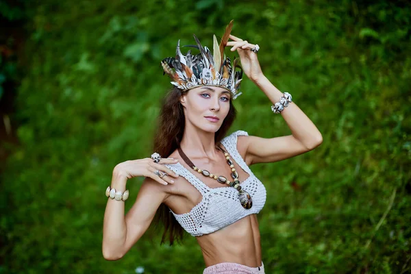 Donna con cappello da piuma su sfondo verde — Foto Stock