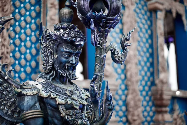 Άγαλμα του αγγέλου κοντά στο Μπλε Ναό στο Τσιάνγκ Ράι, Ταϊλάνδη — Φωτογραφία Αρχείου