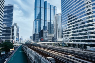 Bangkok 'ta iş inşaatı ile birlikte gökyüzü tren yolu