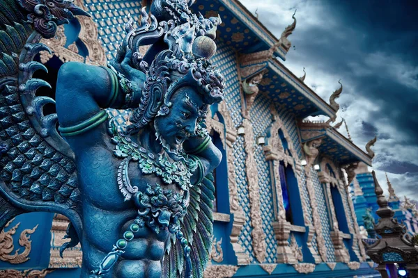 Chiang Rai, Tayland 'daki Mavi Tapınak yakınlarında bir melek heykeli.