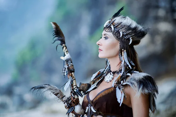 Asası olan Amazon kadını portresi