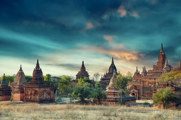 Grupo de pagodas antiguas por la mañana en Old Bagan, Myanmar —  Fotos de Stock