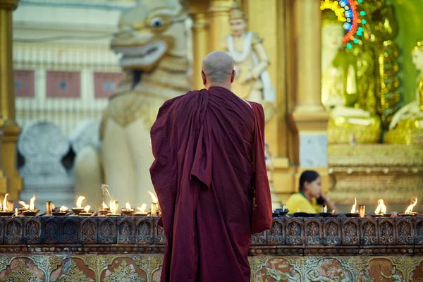 Πορτρέτο βουδιστής μοναχός ανάβει κεριά — Φωτογραφία Αρχείου
