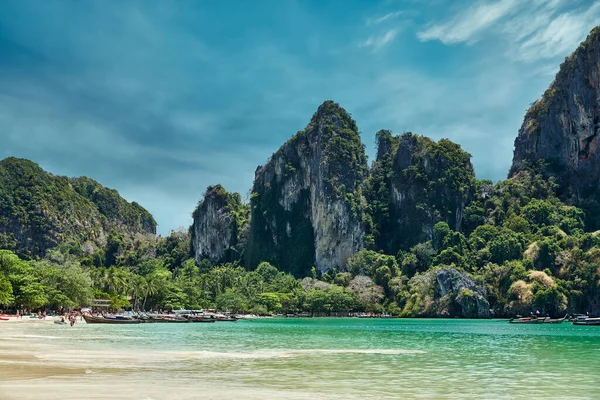 Tayland, Krabi 'deki Railay plajının manzarası