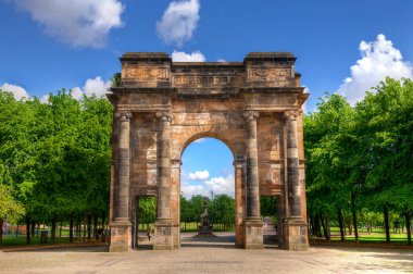 Glasgow Green 'in girişindeki McLennan Kemeri, mavi gökyüzü yaz gününde.