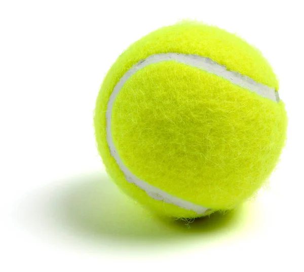Beyazın üzerine tek bir tenis topu, bir damla gölgesi