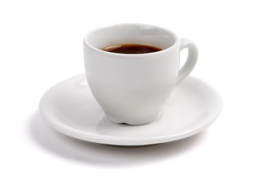 Beyaz bir fincan ve çay tabağı içinde, beyaz bir arka planda gölgesi olan bir fincan ekspresso kahvesi.