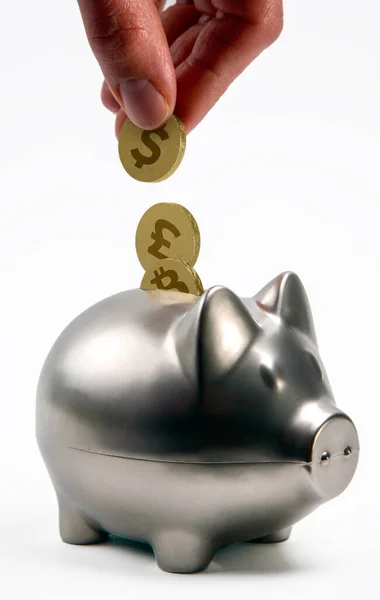 Mão Depositando Dólares Moedas Esterlinas Bitcoin Banco Porquinho Filmado Fundo — Fotografia de Stock