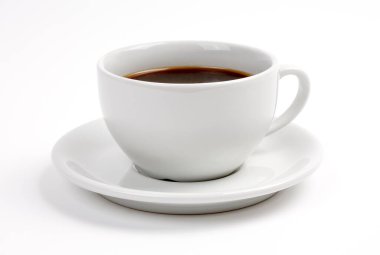 Bir fincan sade kahve, beyaz bir fincan ve çay tabağı içinde, beyaz arka planda bir damla gölgesi olan.