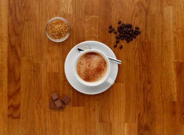 Bir Mocha kahve, ahşap bir atölyede kahve çekirdekleri ve çikolatalı..