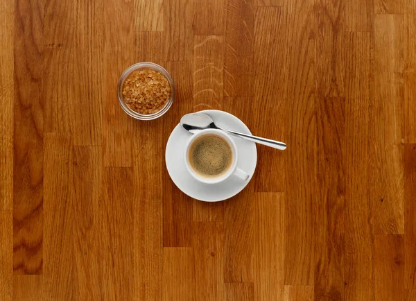 Café Expresso Disparado Una Encimera Madera Con Tazón Marrón Azúcar —  Fotos de Stock