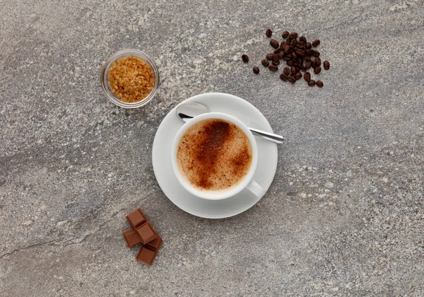 一杯摩卡咖啡 用咖啡豆和巧克力打在石头堆上 — 图库照片