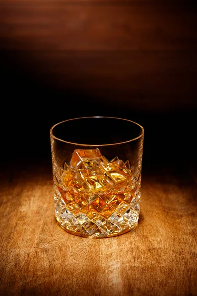 Een Spotlight Een Enkel Kristal Glas Whisky Geschoten Een Houten — Stockfoto