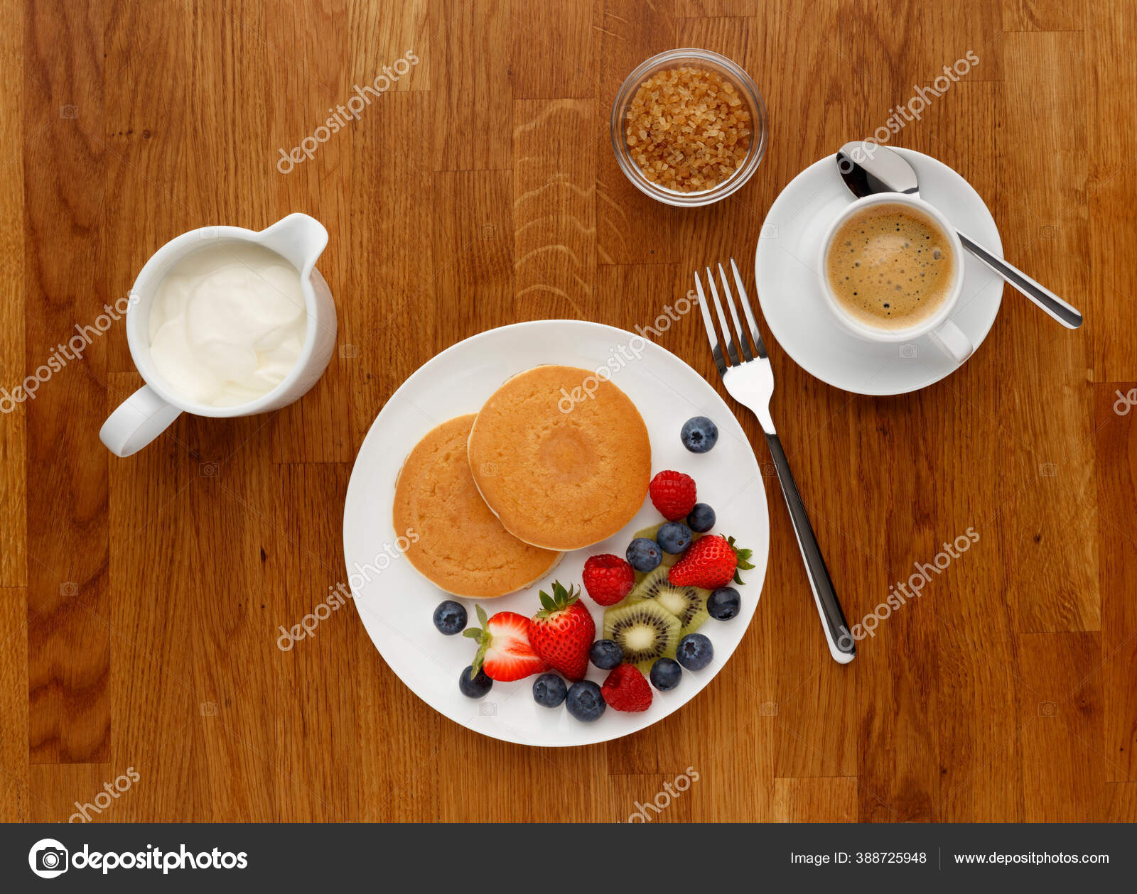 用煎饼水果和咖啡制成的欧陆式早餐在厨房的木制工作台上从上方拍摄——图库图片© PHILLT #388725948